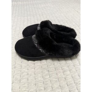 NWOT Isotoner Sz7.5-8US Black Faux Fur Slip On Hard Bottom Slipper Bedroom Shoes